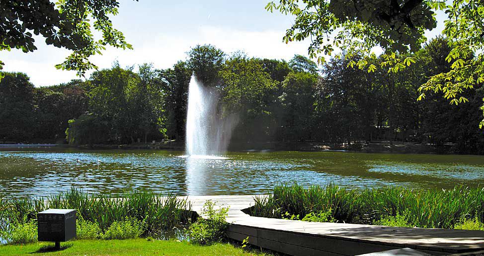 Kaisergarten: Wasserfontänen im Parkteich